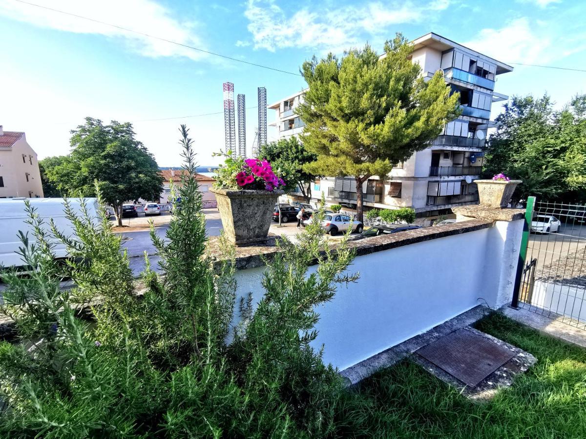 Parun Apartment Pula Luaran gambar